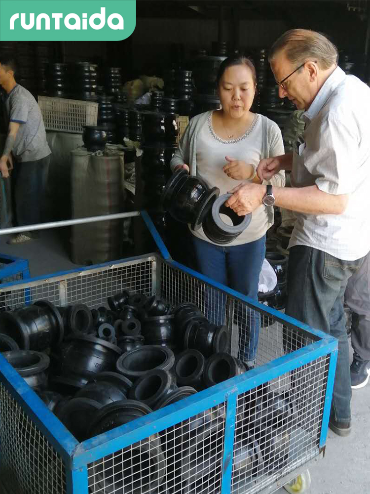 橡膠（jiāo）軟接頭國外客戶訪廠（chǎng）驗貨
